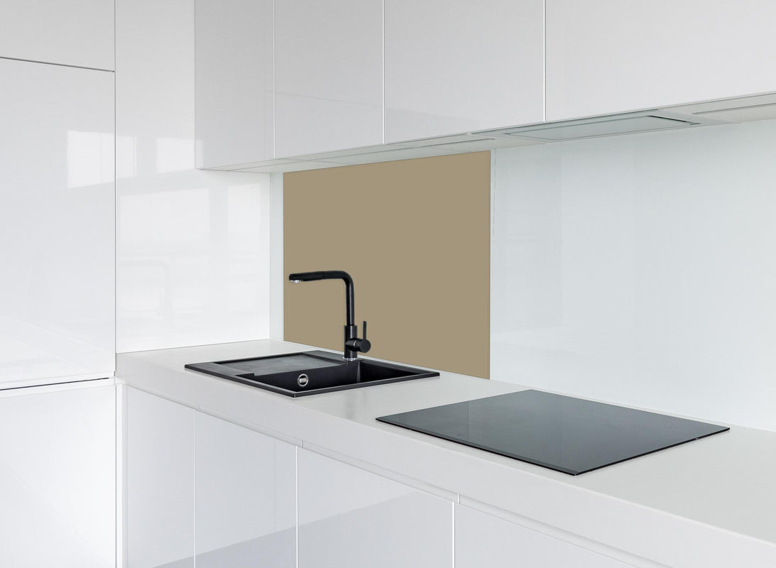Spritzschutz - RAL 1019 (Graubeige) hinter modernem schwarz-matten Spülbecken in weißer Hochglanz-Küche