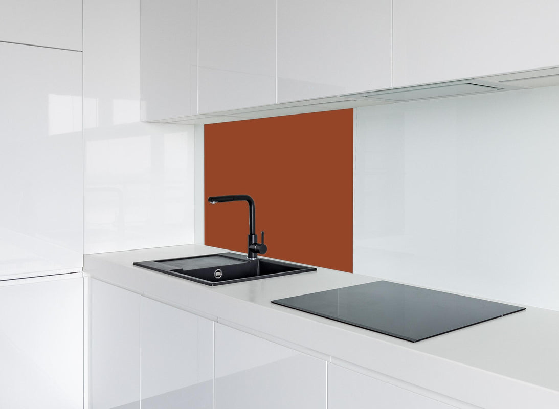 Spritzschutz - RAL 2013 (Perlorange) hinter modernem schwarz-matten Spülbecken in weißer Hochglanz-Küche
