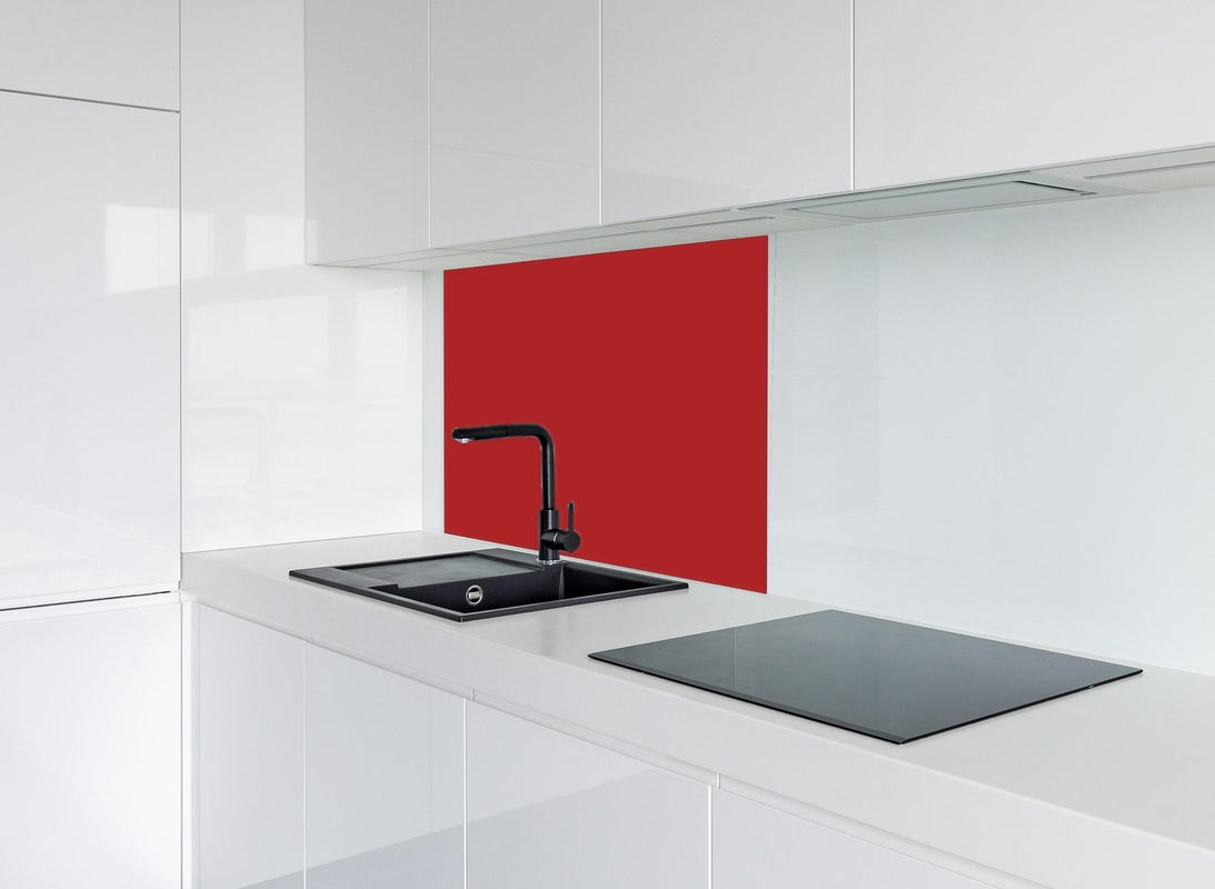 Spritzschutz - RAL 3000 (Flammenrot) hinter modernem schwarz-matten Spülbecken in weißer Hochglanz-Küche