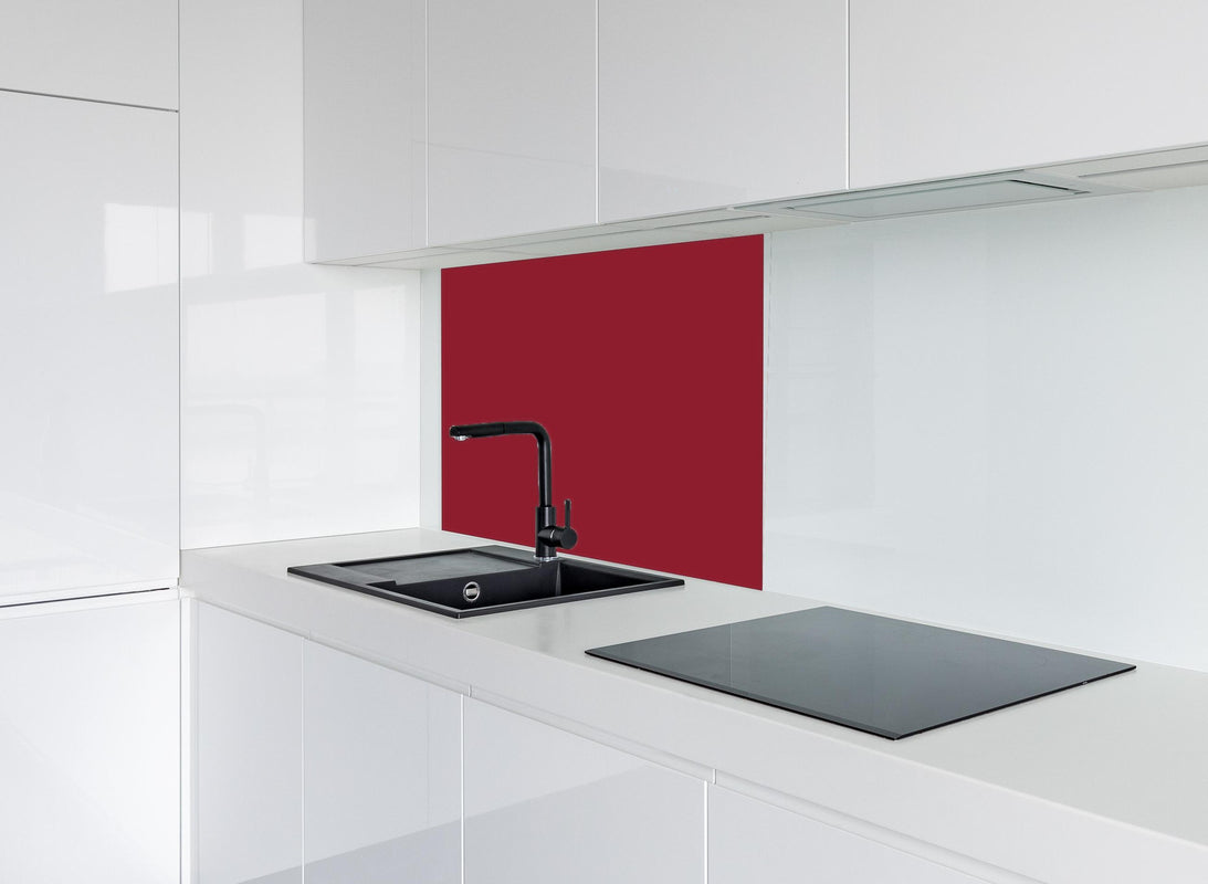 Spritzschutz - RAL 3003 (Rubinrot) hinter modernem schwarz-matten Spülbecken in weißer Hochglanz-Küche
