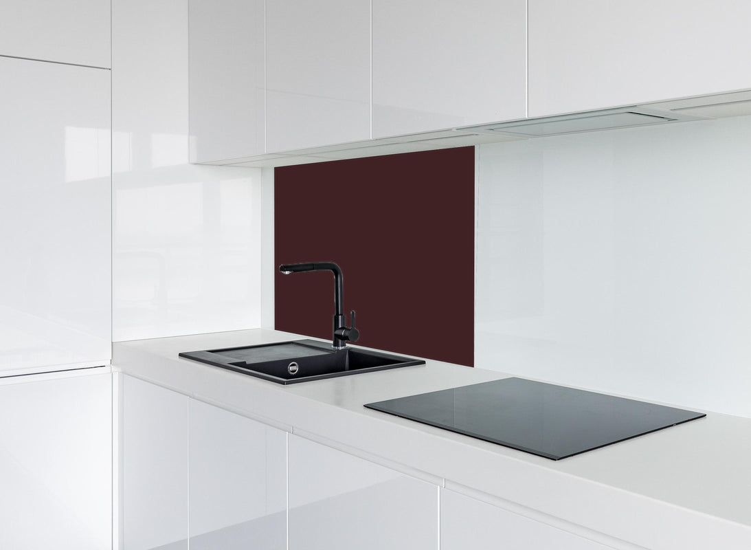 Spritzschutz - RAL 3007 (Schwarzrot) hinter modernem schwarz-matten Spülbecken in weißer Hochglanz-Küche