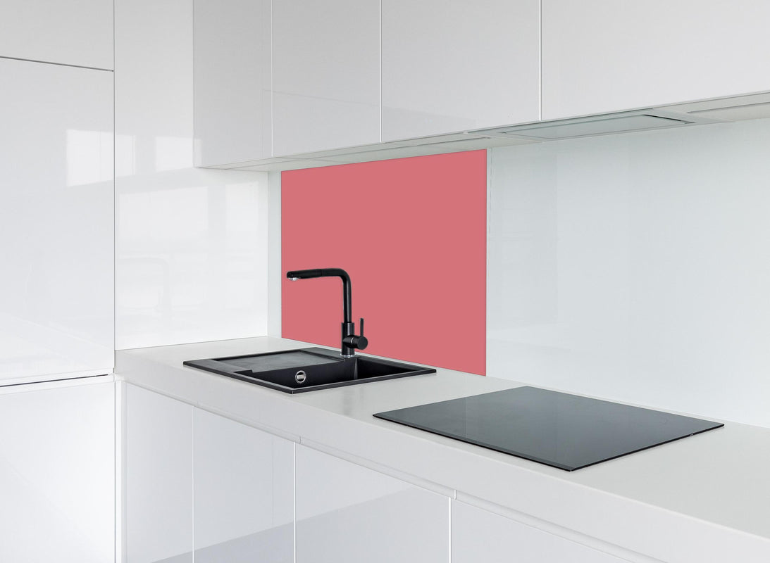 Spritzschutz - RAL 3014 (Altrosa) hinter modernem schwarz-matten Spülbecken in weißer Hochglanz-Küche