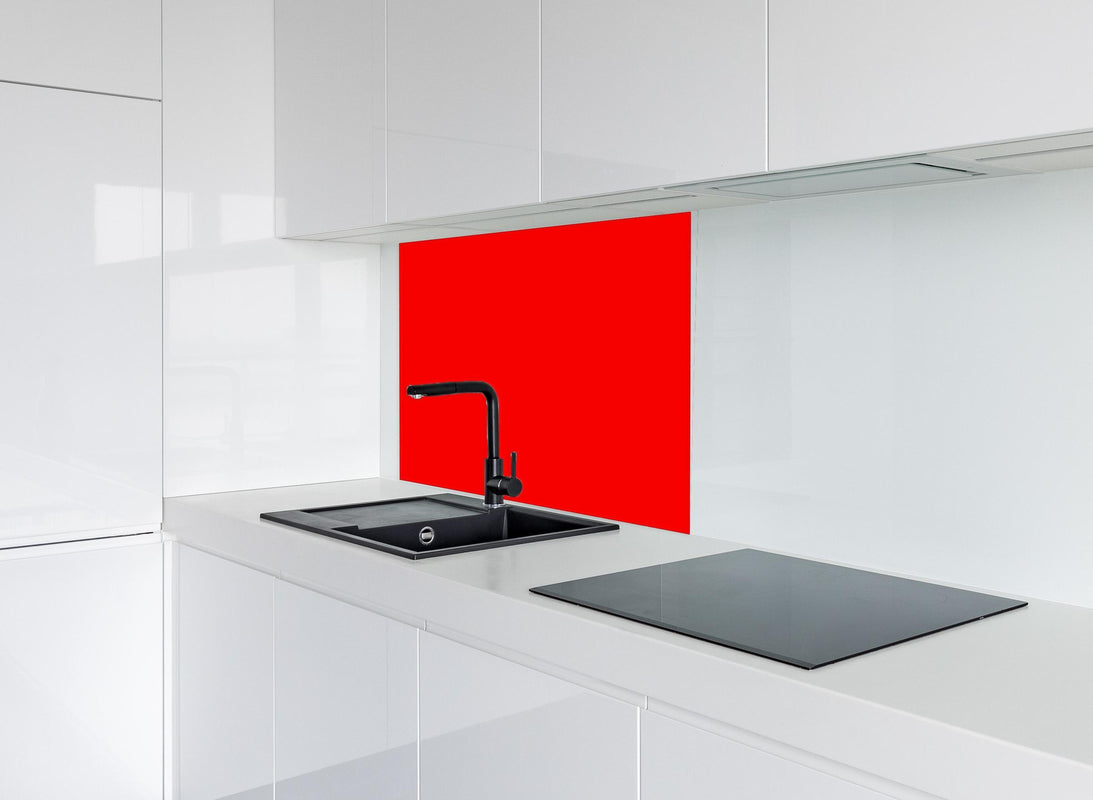 Spritzschutz - RAL 3024 (leuchtendes Rot) hinter modernem schwarz-matten Spülbecken in weißer Hochglanz-Küche