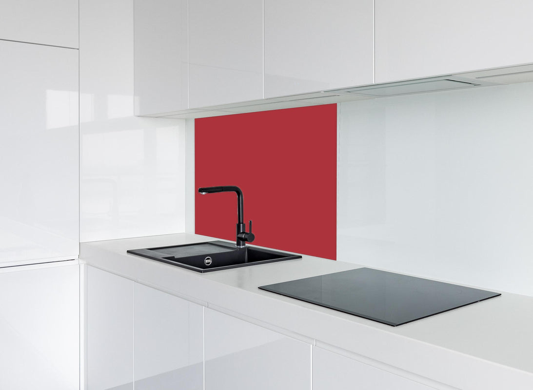 Spritzschutz - RAL 3031 (Orientrot) hinter modernem schwarz-matten Spülbecken in weißer Hochglanz-Küche