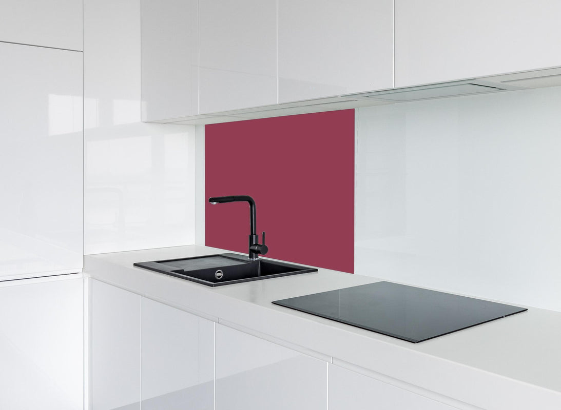 Spritzschutz - RAL 4002 (Rotviolett) hinter modernem schwarz-matten Spülbecken in weißer Hochglanz-Küche