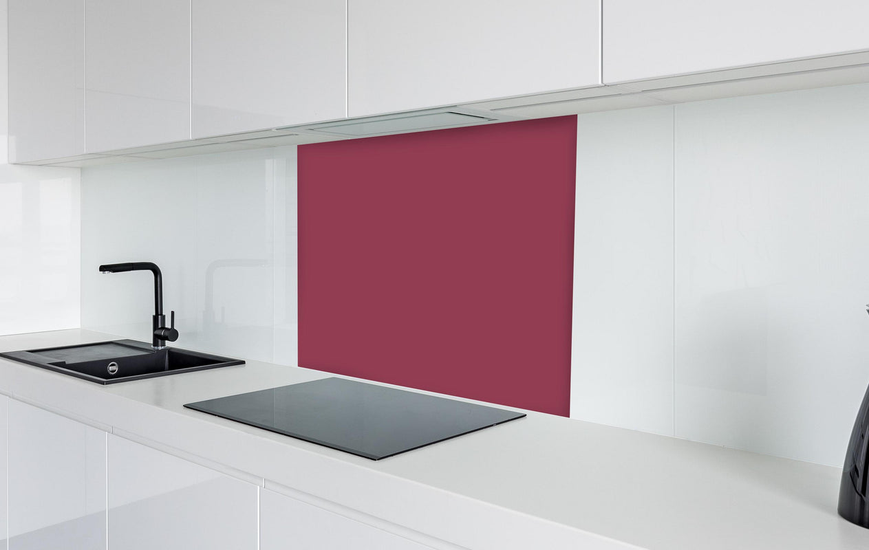 Spritzschutz - RAL 4002 (Rotviolett)  in weißer Hochglanz-Küche hinter einem Cerankochfeld