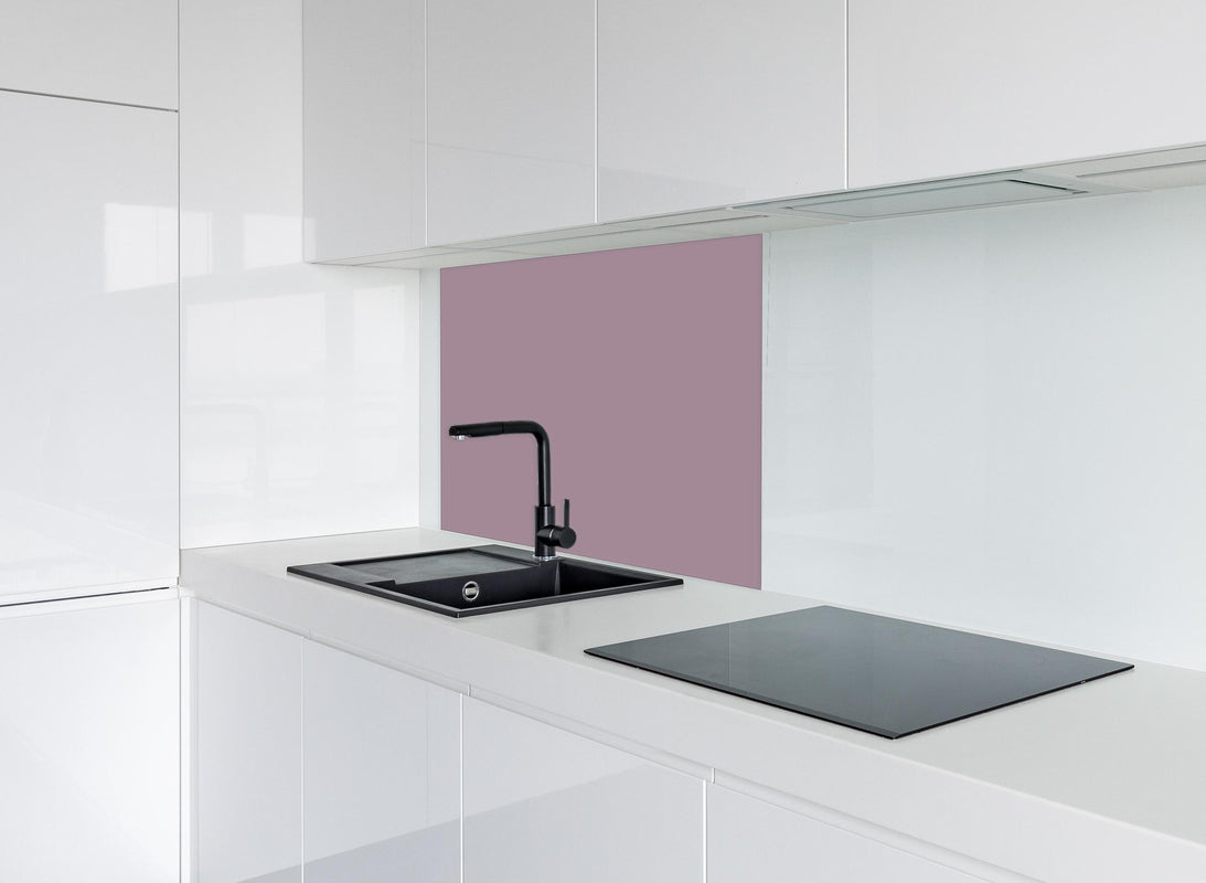 Spritzschutz - RAL 4009 (Pastellviolett) hinter modernem schwarz-matten Spülbecken in weißer Hochglanz-Küche