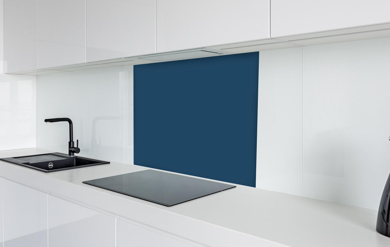 Spritzschutz - RAL 5001 (Grünblau)  in weißer Hochglanz-Küche hinter einem Cerankochfeld