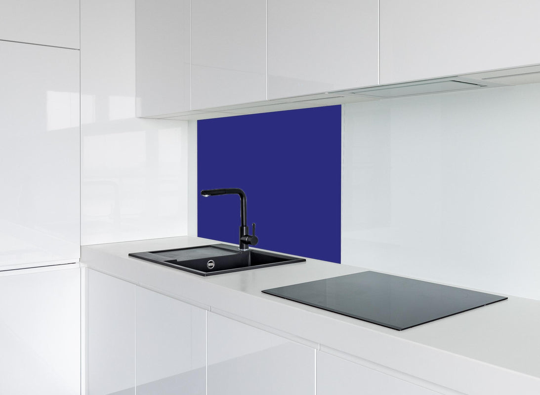 Spritzschutz - RAL 5002 (Ultramarinblau) hinter modernem schwarz-matten Spülbecken in weißer Hochglanz-Küche