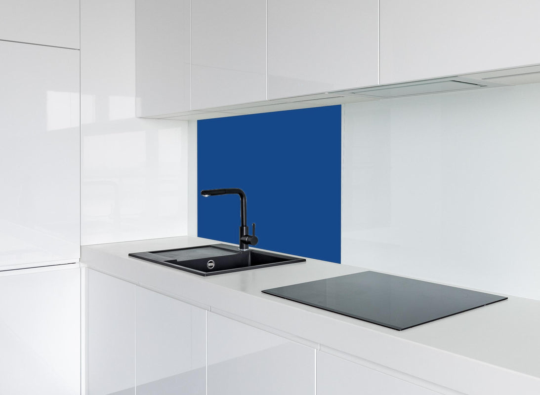 Spritzschutz - RAL 5005 (Signalblau) hinter modernem schwarz-matten Spülbecken in weißer Hochglanz-Küche