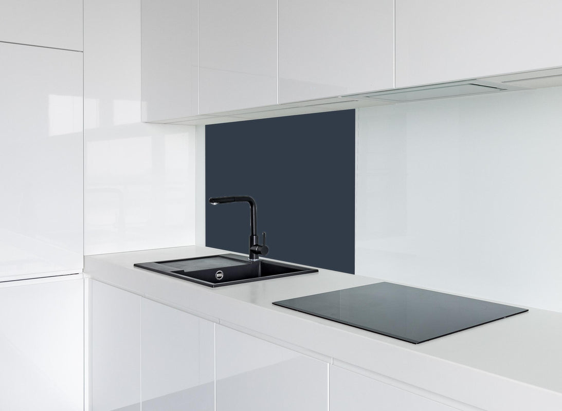 Spritzschutz - RAL 5008 (Graublau) hinter modernem schwarz-matten Spülbecken in weißer Hochglanz-Küche