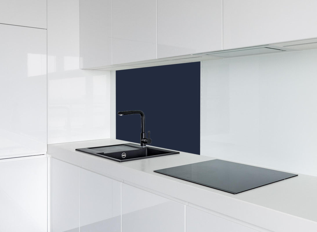 Spritzschutz - RAL 5011 (Stahlblau) hinter modernem schwarz-matten Spülbecken in weißer Hochglanz-Küche