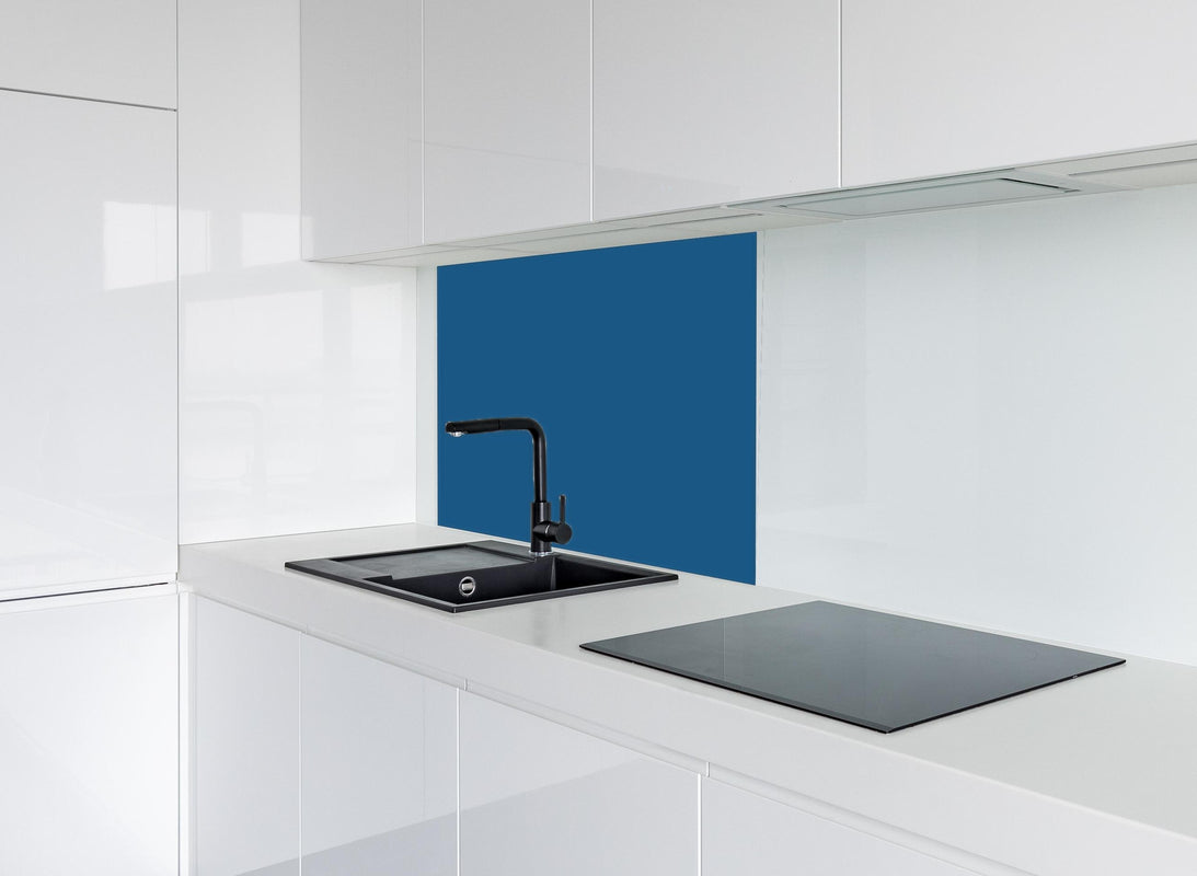 Spritzschutz - RAL 5019 (Capri-Blau) hinter modernem schwarz-matten Spülbecken in weißer Hochglanz-Küche