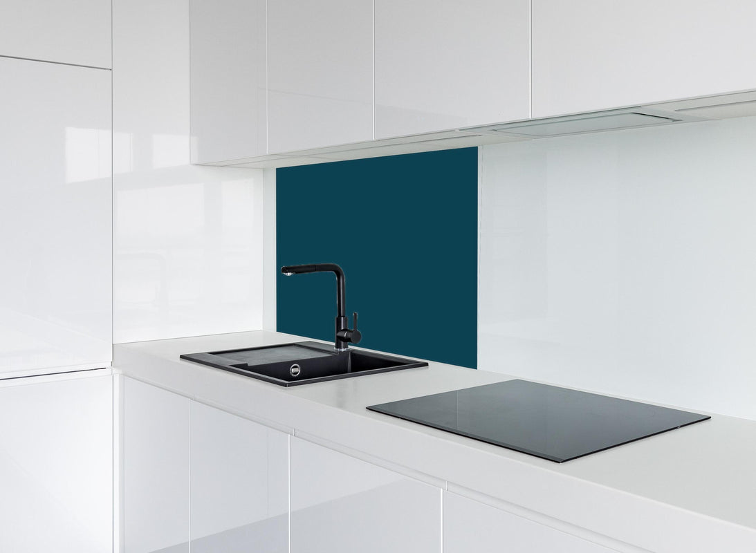 Spritzschutz - RAL 5020 (Ozeanblau) hinter modernem schwarz-matten Spülbecken in weißer Hochglanz-Küche