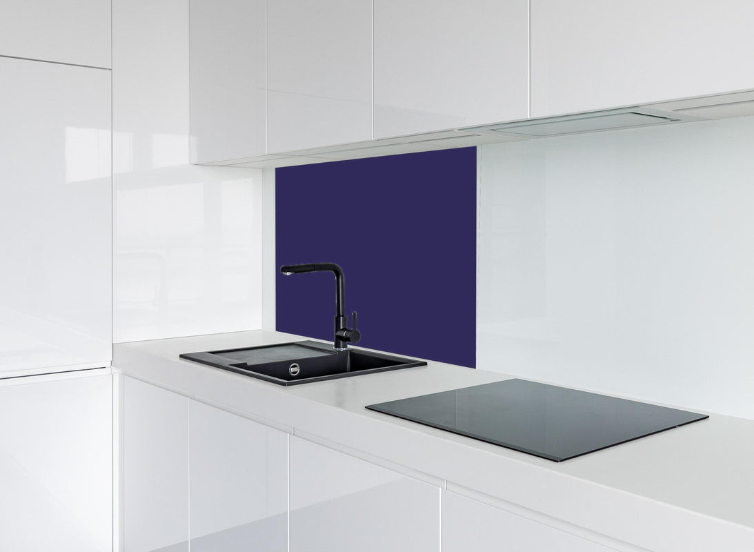Spritzschutz - RAL 5022 (Nachtblau) hinter modernem schwarz-matten Spülbecken in weißer Hochglanz-Küche