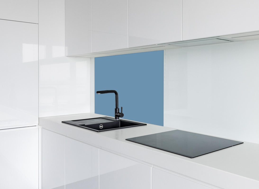 Spritzschutz - RAL 5024 (Pastellblau) hinter modernem schwarz-matten Spülbecken in weißer Hochglanz-Küche