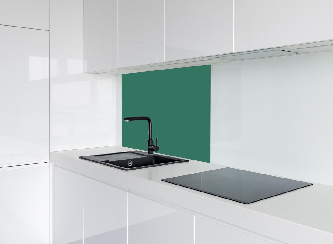 Spritzschutz - RAL 6000 (Patinagrün) hinter modernem schwarz-matten Spülbecken in weißer Hochglanz-Küche