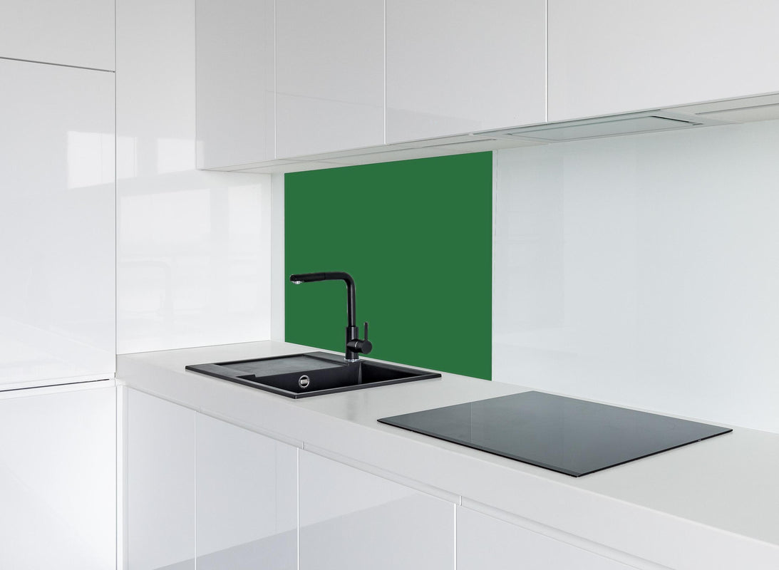 Spritzschutz - RAL 6001 (Smaragdgrün) hinter modernem schwarz-matten Spülbecken in weißer Hochglanz-Küche