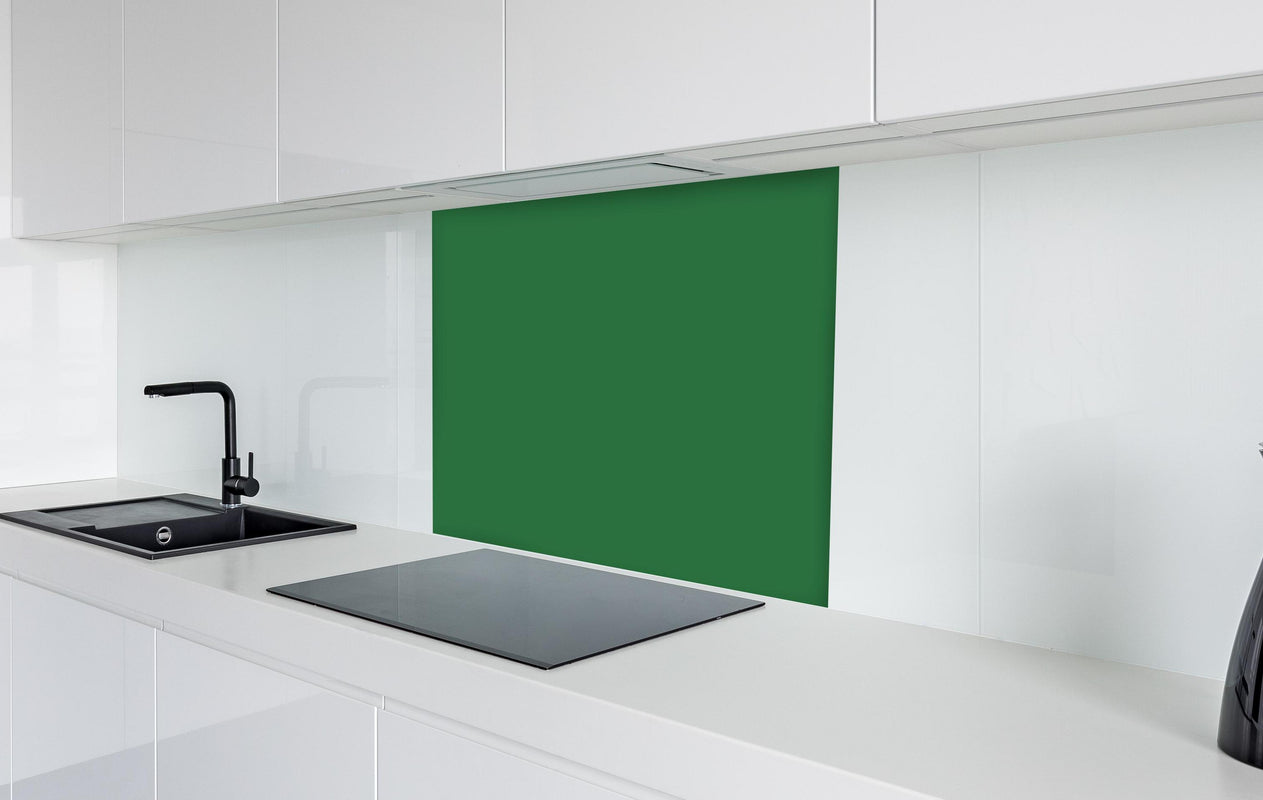 Spritzschutz - RAL 6001 (Smaragdgrün)  in weißer Hochglanz-Küche hinter einem Cerankochfeld