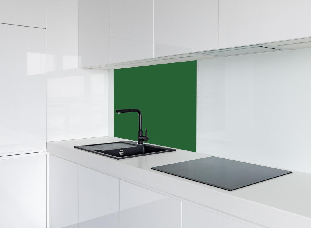 Spritzschutz - RAL 6002 (Laubgrün) hinter modernem schwarz-matten Spülbecken in weißer Hochglanz-Küche