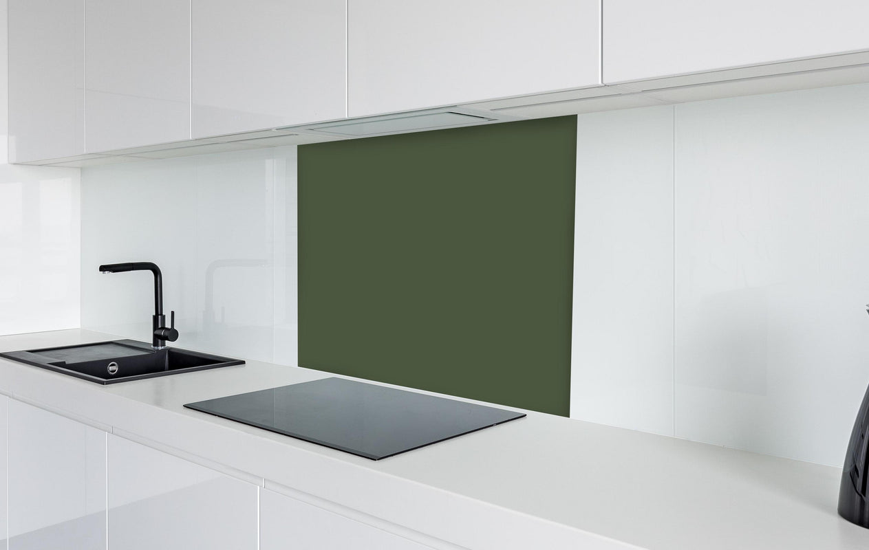 Spritzschutz - RAL 6003 (olivgrün)  in weißer Hochglanz-Küche hinter einem Cerankochfeld