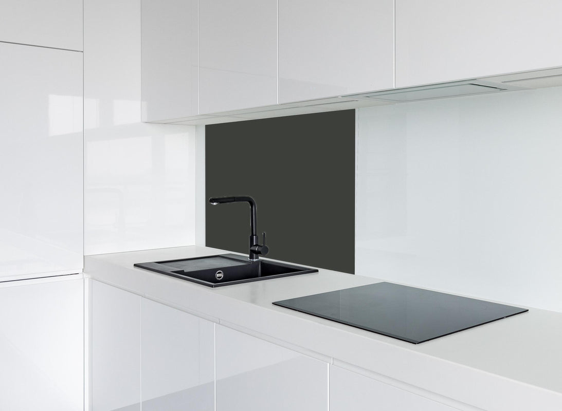 Spritzschutz - RAL 6015 (Schwarzoliv) hinter modernem schwarz-matten Spülbecken in weißer Hochglanz-Küche