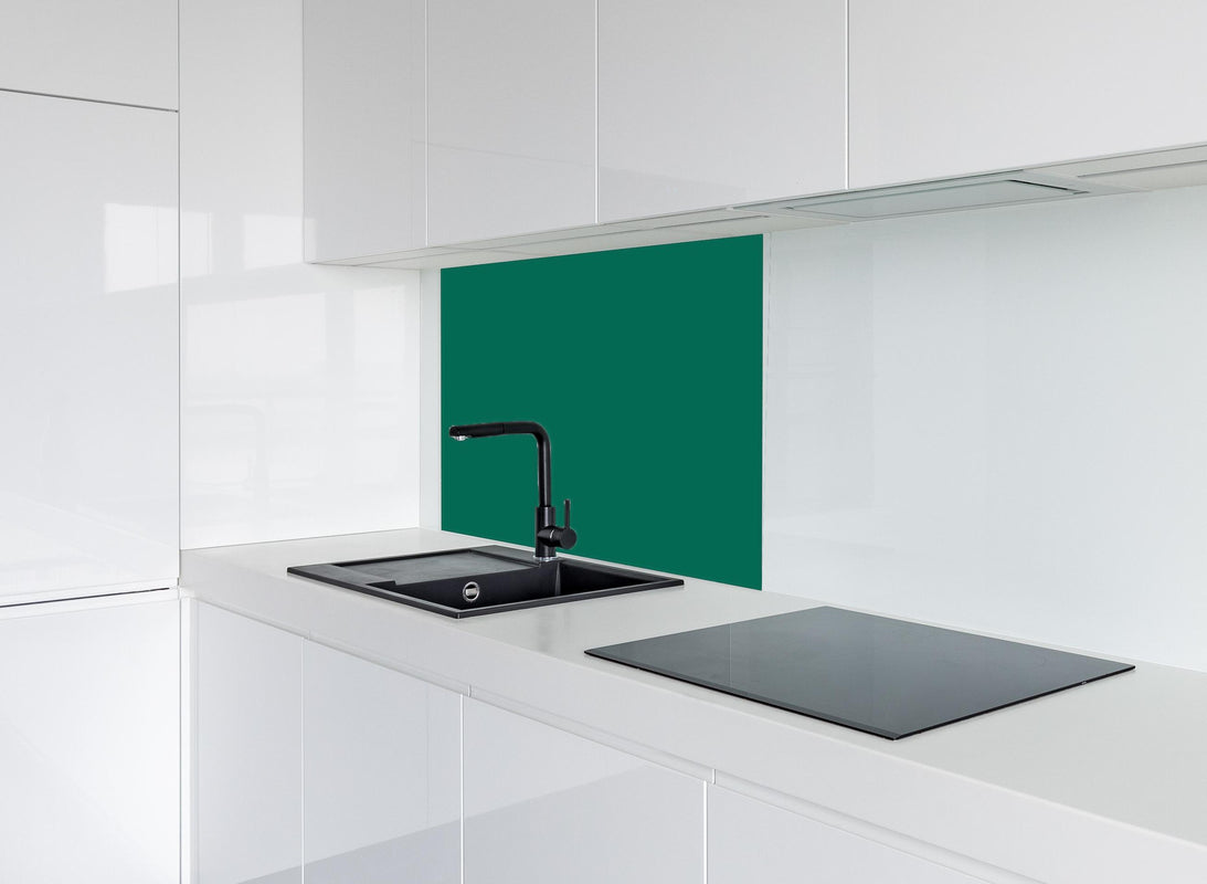 Spritzschutz - RAL 6016 (Türkisgrün) hinter modernem schwarz-matten Spülbecken in weißer Hochglanz-Küche