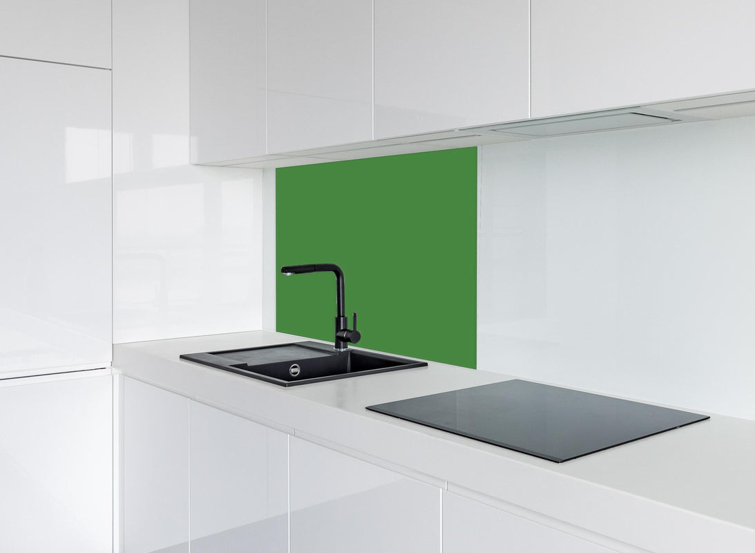Spritzschutz - RAL 6017 (Maigrün) hinter modernem schwarz-matten Spülbecken in weißer Hochglanz-Küche