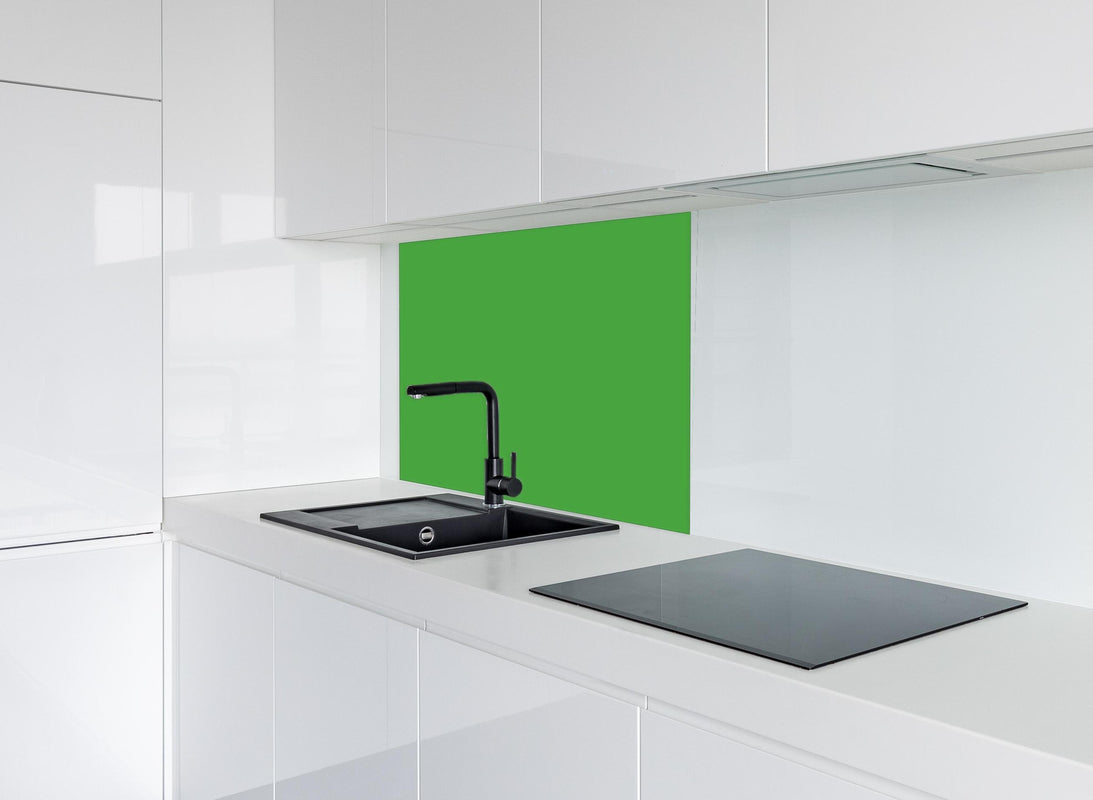 Spritzschutz - RAL 6018 (Gelbgrün) hinter modernem schwarz-matten Spülbecken in weißer Hochglanz-Küche