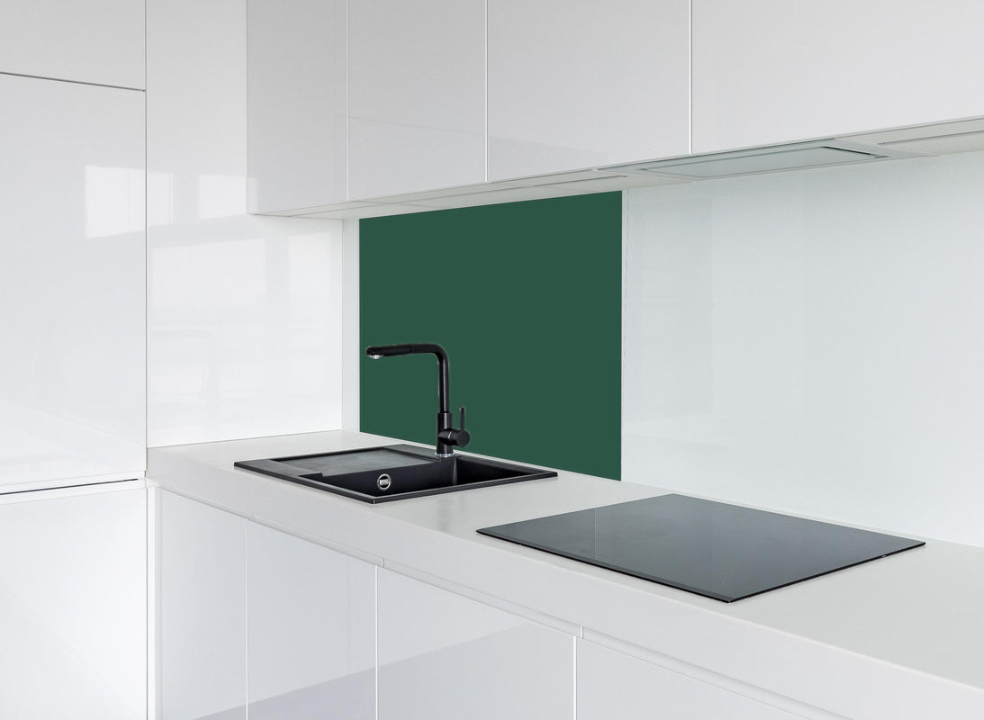 Spritzschutz - RAL 6028 (Tannengrün) hinter modernem schwarz-matten Spülbecken in weißer Hochglanz-Küche
