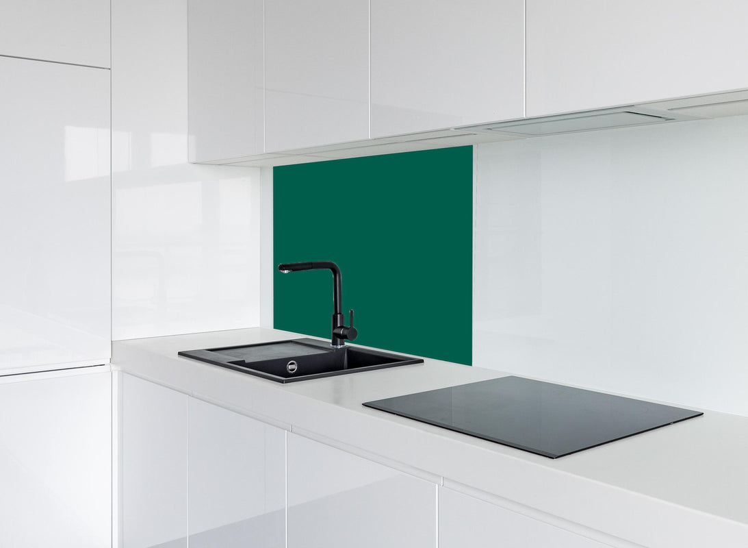 Spritzschutz - RAL 6036 (Perlopalgrün) hinter modernem schwarz-matten Spülbecken in weißer Hochglanz-Küche