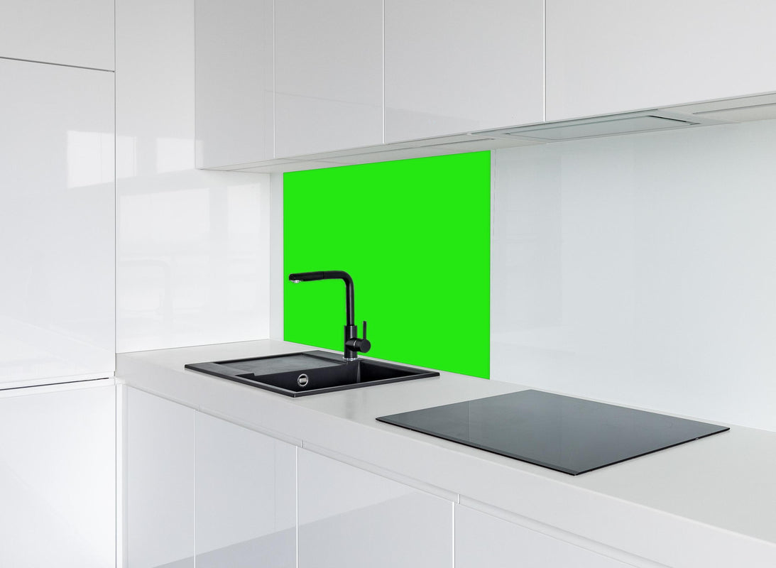 Spritzschutz - RAL 6037 (Reines Grün) hinter modernem schwarz-matten Spülbecken in weißer Hochglanz-Küche