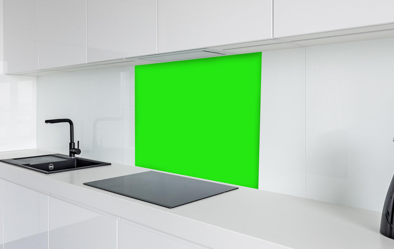 Spritzschutz - RAL 6037 (Reines Grün)  in weißer Hochglanz-Küche hinter einem Cerankochfeld