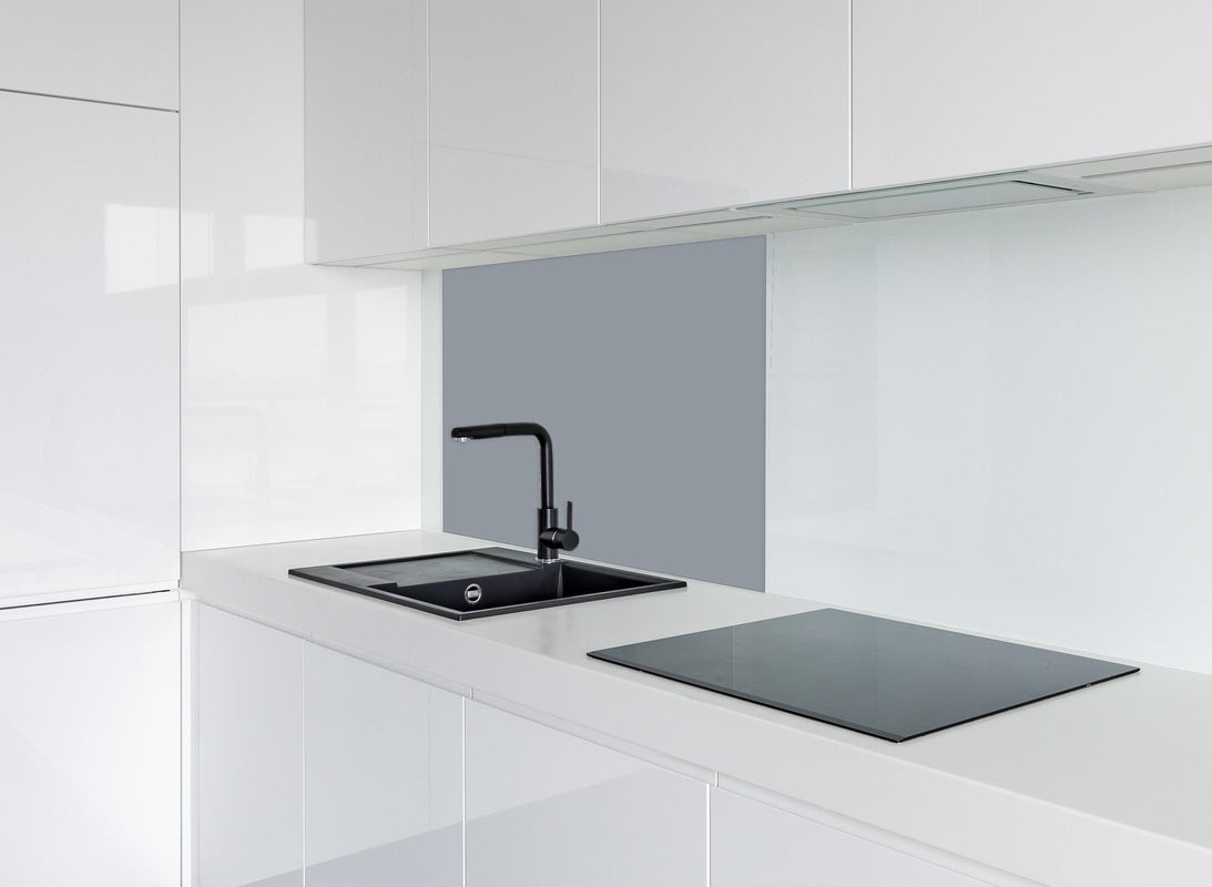 Spritzschutz - RAL 7001 (Silbergrau) hinter modernem schwarz-matten Spülbecken in weißer Hochglanz-Küche
