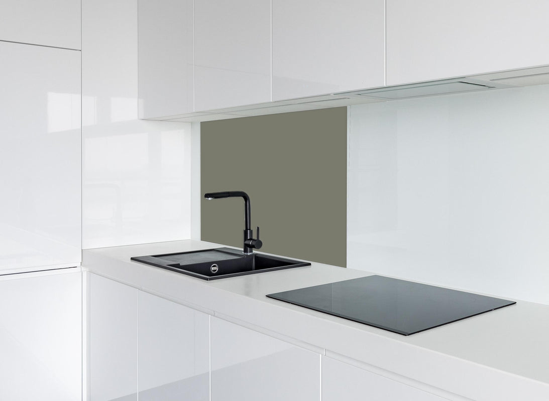 Spritzschutz - RAL 7003 (Moosgrau) hinter modernem schwarz-matten Spülbecken in weißer Hochglanz-Küche
