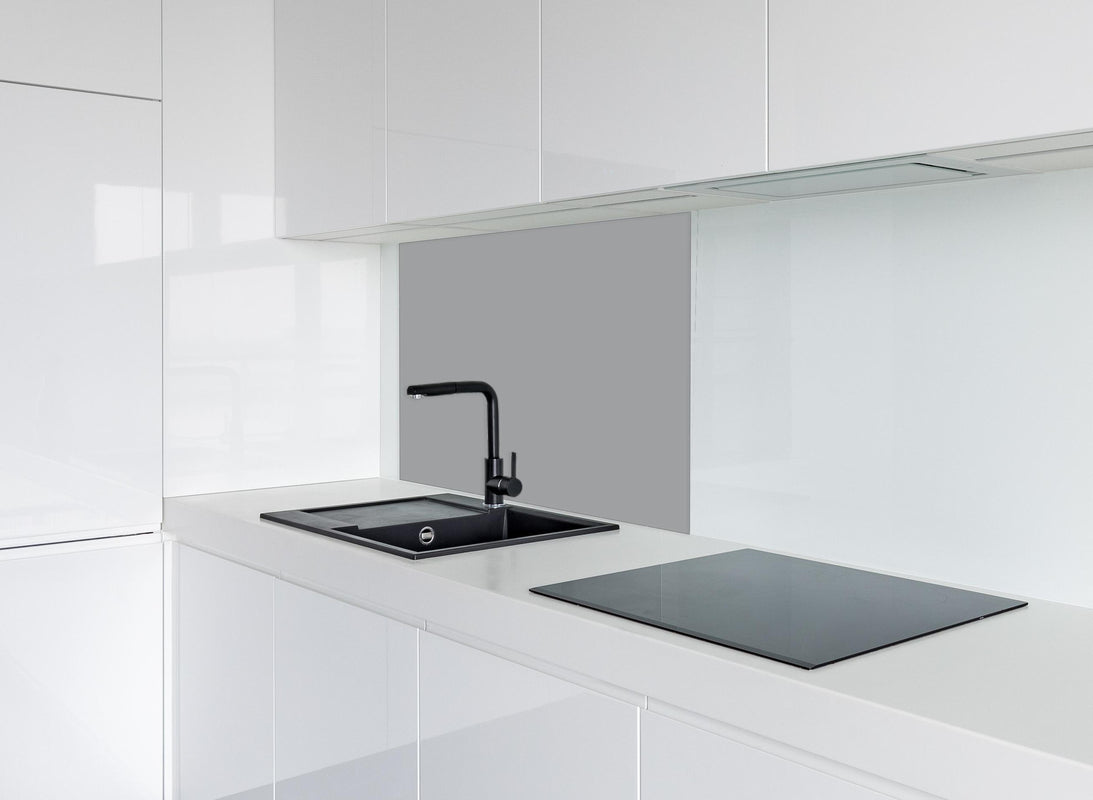 Spritzschutz - RAL 7004 (Signalgrau) hinter modernem schwarz-matten Spülbecken in weißer Hochglanz-Küche