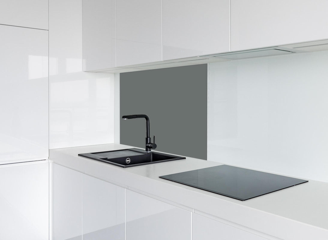 Spritzschutz - RAL 7005 (Mausgrau) hinter modernem schwarz-matten Spülbecken in weißer Hochglanz-Küche