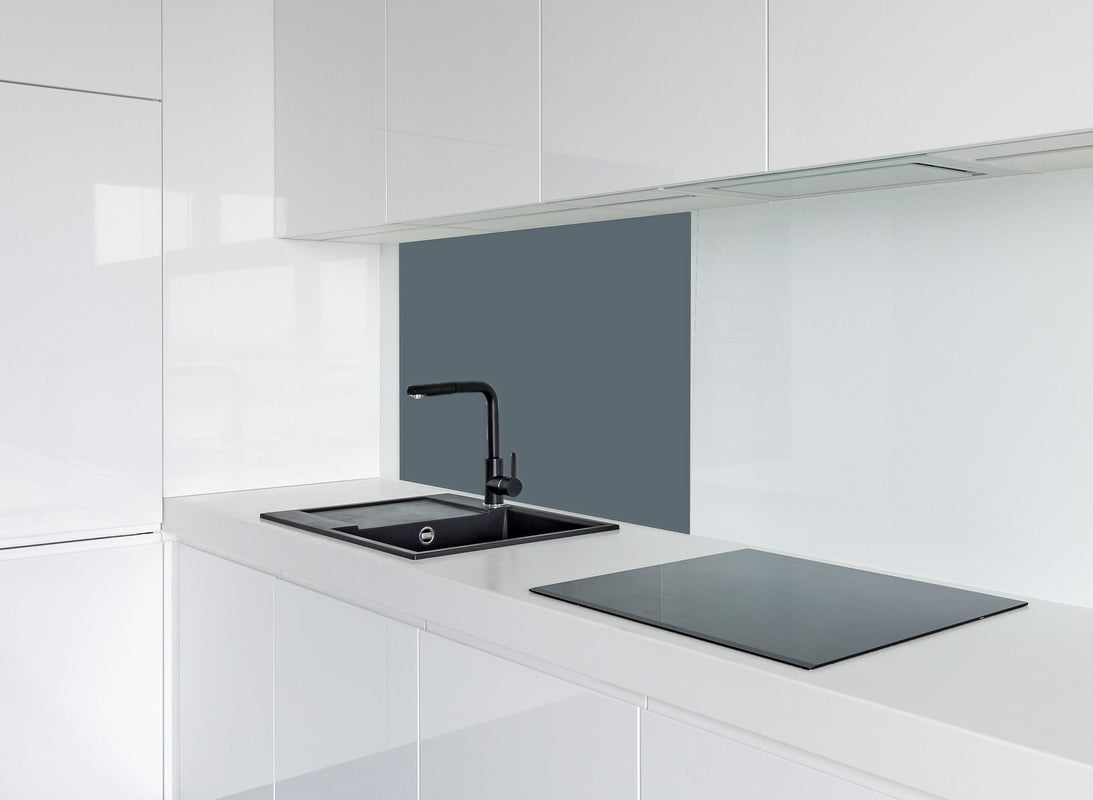 Spritzschutz - RAL 7031 (Blaugrau) hinter modernem schwarz-matten Spülbecken in weißer Hochglanz-Küche