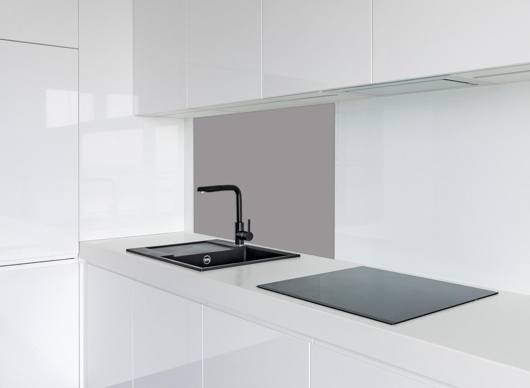 Spritzschutz - RAL 7036 (Platingrau) hinter modernem schwarz-matten Spülbecken in weißer Hochglanz-Küche