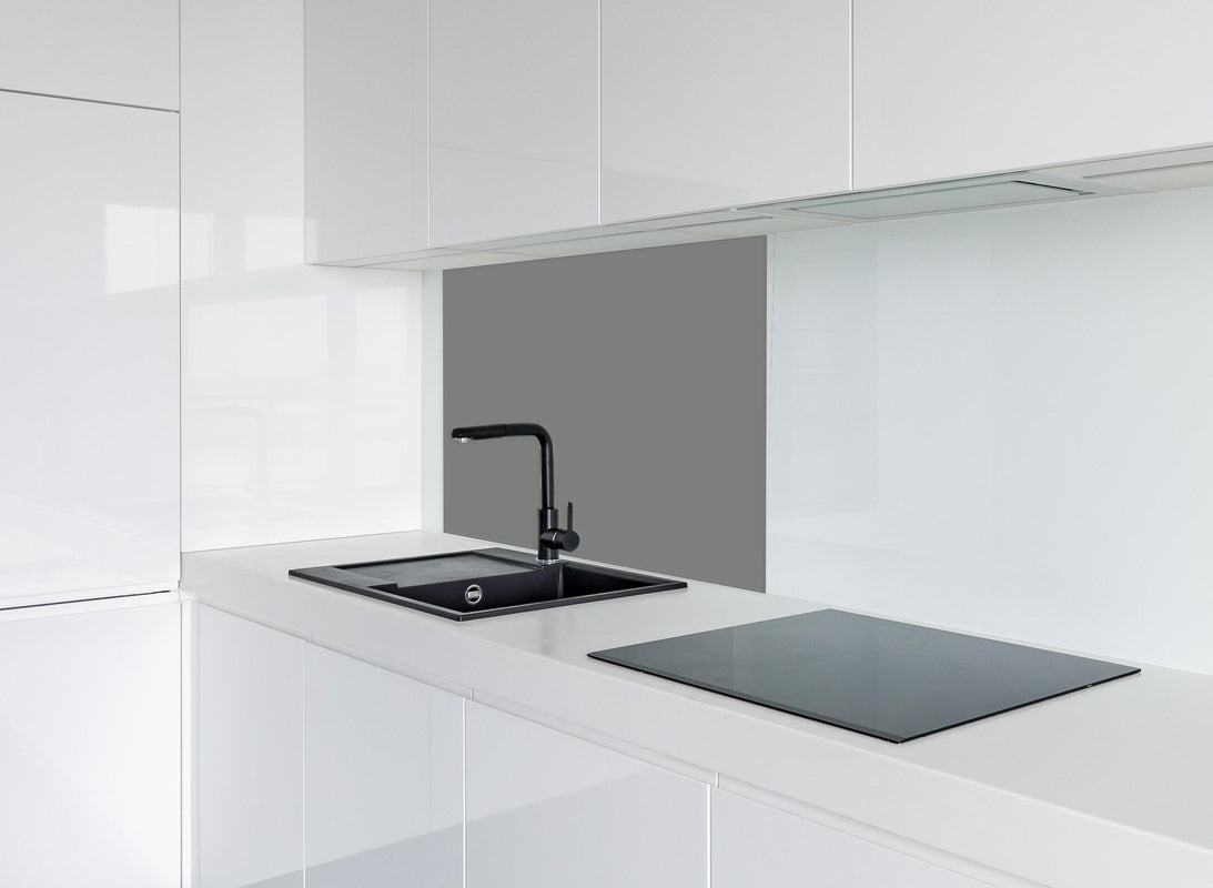 Spritzschutz - RAL 7037 (Staubiges Grau) hinter modernem schwarz-matten Spülbecken in weißer Hochglanz-Küche