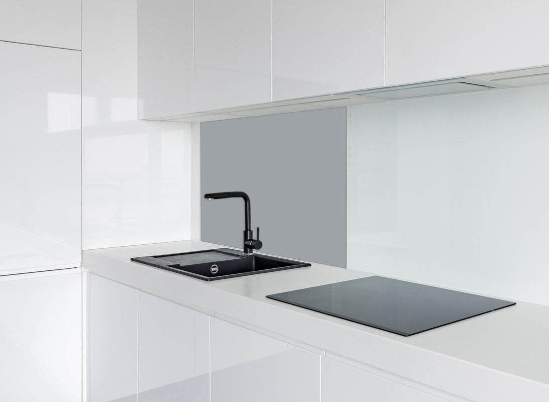 Spritzschutz - RAL 7040 (Fenstergrau) hinter modernem schwarz-matten Spülbecken in weißer Hochglanz-Küche