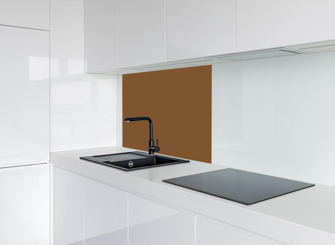 Spritzschutz - RAL 8003 (Lehm-Braun) hinter modernem schwarz-matten Spülbecken in weißer Hochglanz-Küche