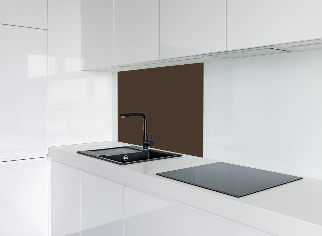 Spritzschutz - RAL 8014 (Sepiabraun) hinter modernem schwarz-matten Spülbecken in weißer Hochglanz-Küche