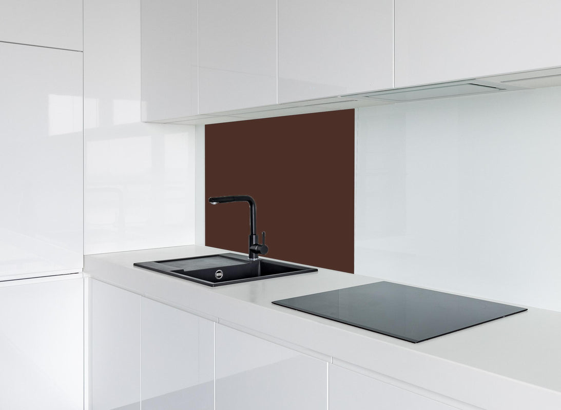 Spritzschutz - RAL 8016 (Mahagonibraun) hinter modernem schwarz-matten Spülbecken in weißer Hochglanz-Küche
