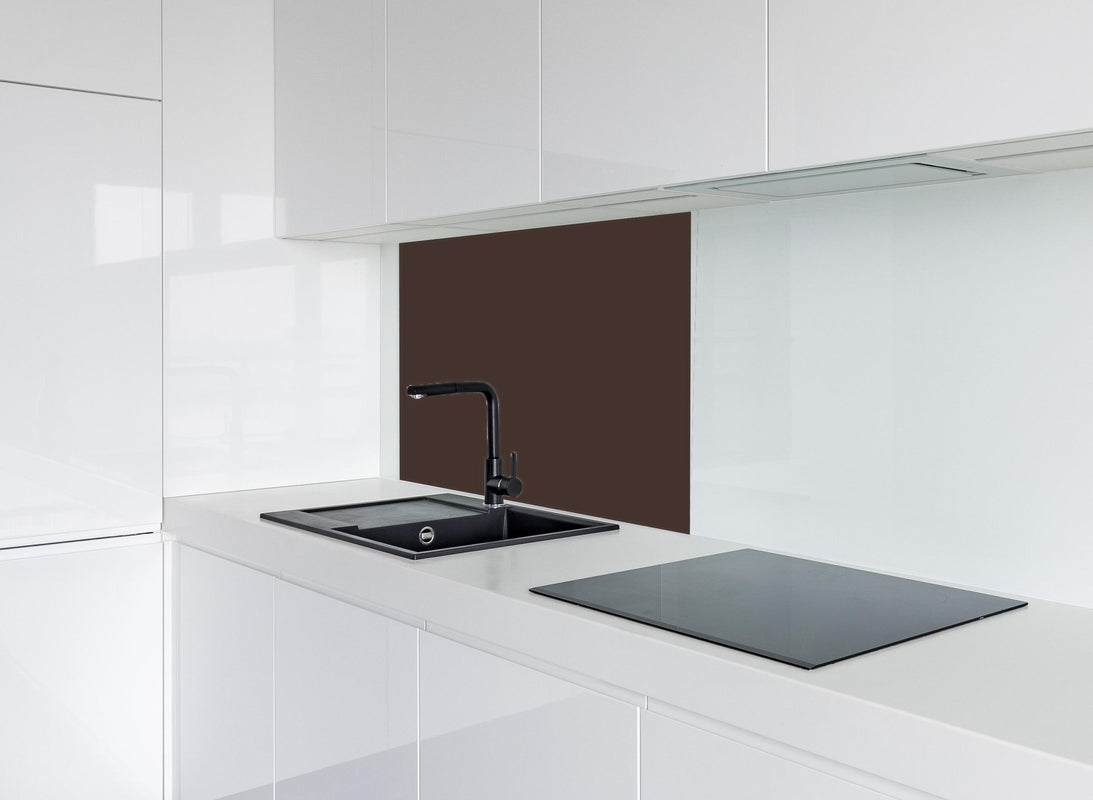 Spritzschutz - RAL 8017 (Schokoladenbraun) hinter modernem schwarz-matten Spülbecken in weißer Hochglanz-Küche