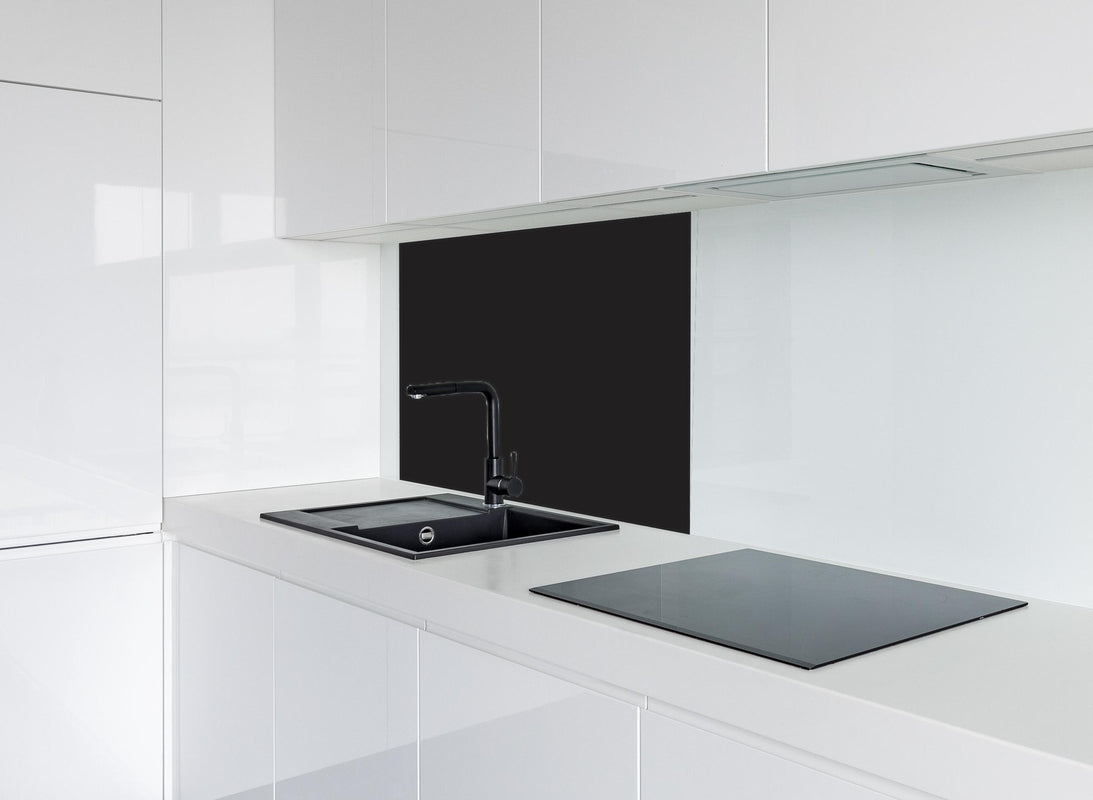 Spritzschutz - RAL 8022 (Schwarzbraun) hinter modernem schwarz-matten Spülbecken in weißer Hochglanz-Küche