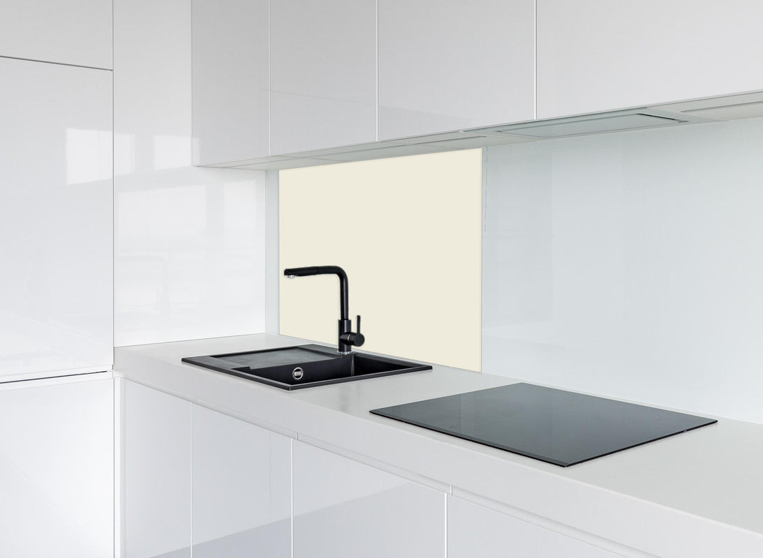 Spritzschutz - RAL 9001 (Creme) hinter modernem schwarz-matten Spülbecken in weißer Hochglanz-Küche