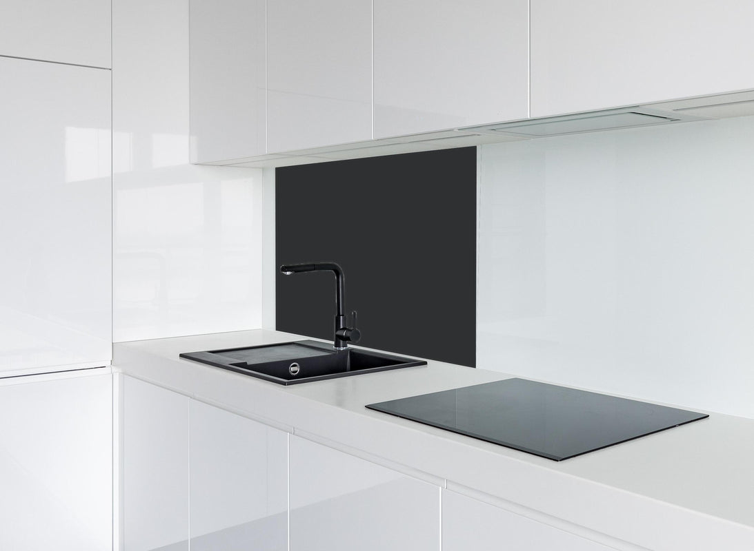 Spritzschutz - RAL 9004 (Signalschwarz) hinter modernem schwarz-matten Spülbecken in weißer Hochglanz-Küche