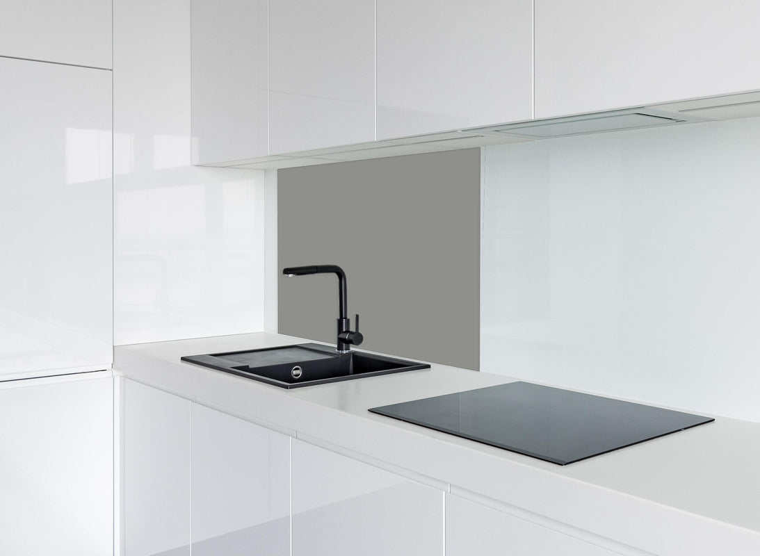 Spritzschutz - RAL 9007 (Graualuminium) hinter modernem schwarz-matten Spülbecken in weißer Hochglanz-Küche