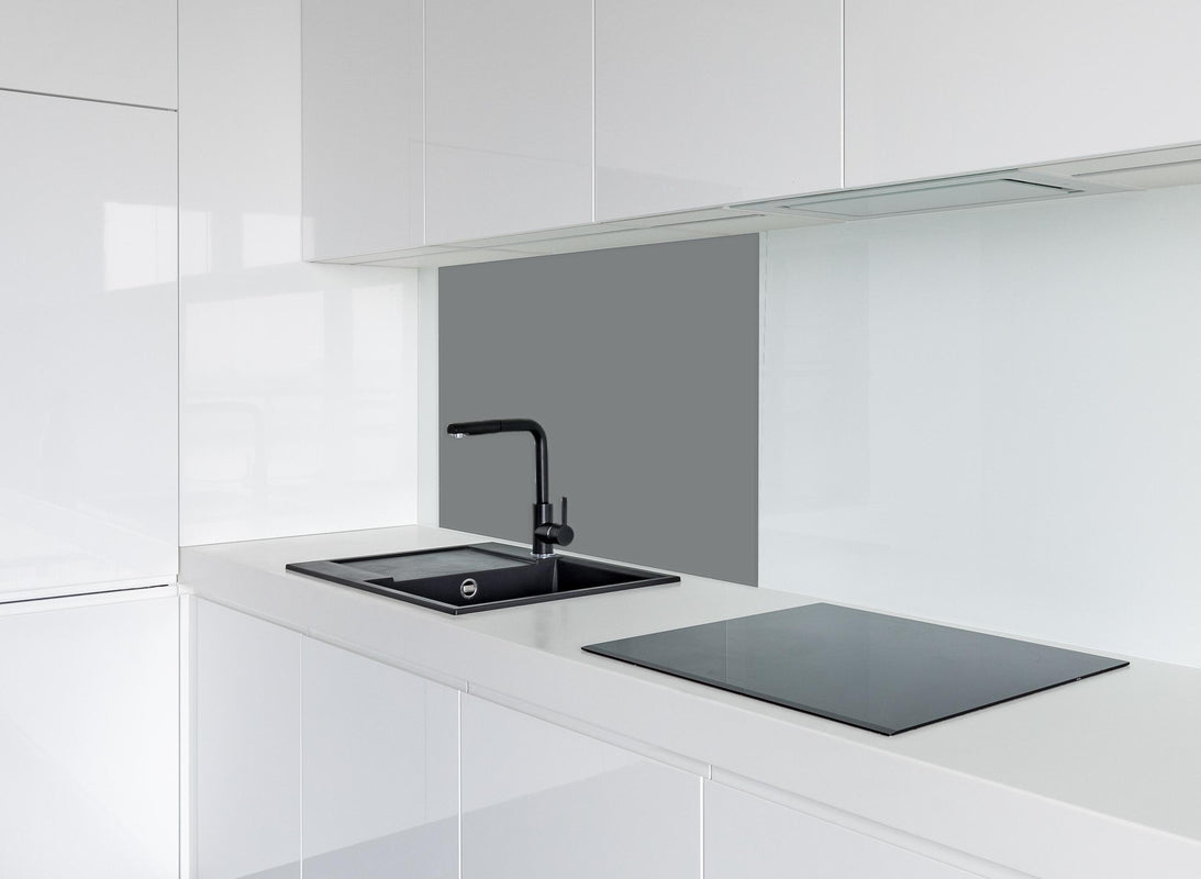 Spritzschutz - RAL 9023 (Perlgrau dunkelgrau) hinter modernem schwarz-matten Spülbecken in weißer Hochglanz-Küche